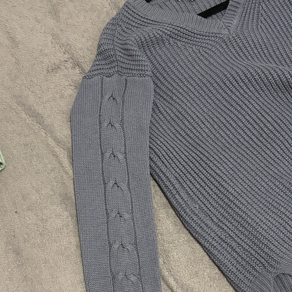 Blue V-Neck Knit Sweater ๐ - Picture 3 of 3